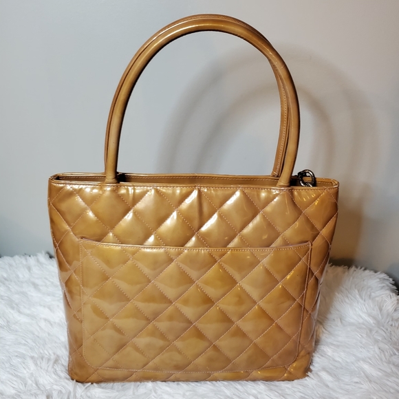 AUTHENTIC CHANEL PATENT MEDALLION - Picture 4 of 10